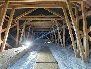 Zateplení stropu bungalovu pomocí foukané izolace